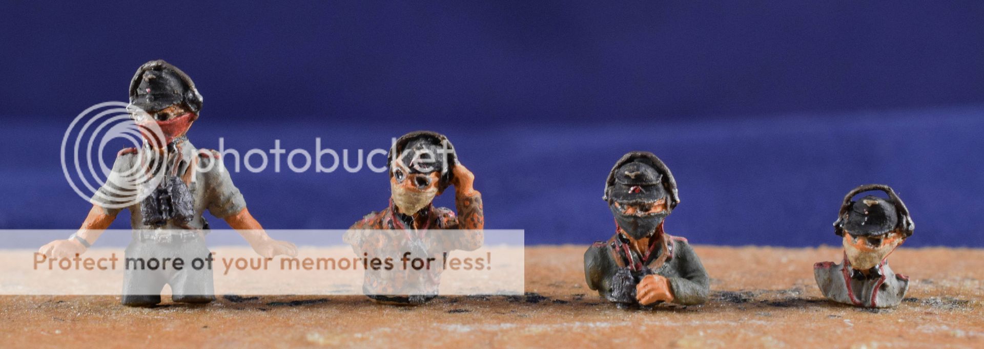 1/72 Adler MiniaturesFigures with dust mask and goggles (IMG&Link